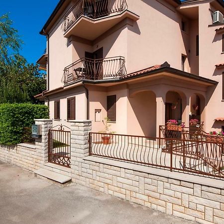 Apartment Len Ровин Екстериор снимка