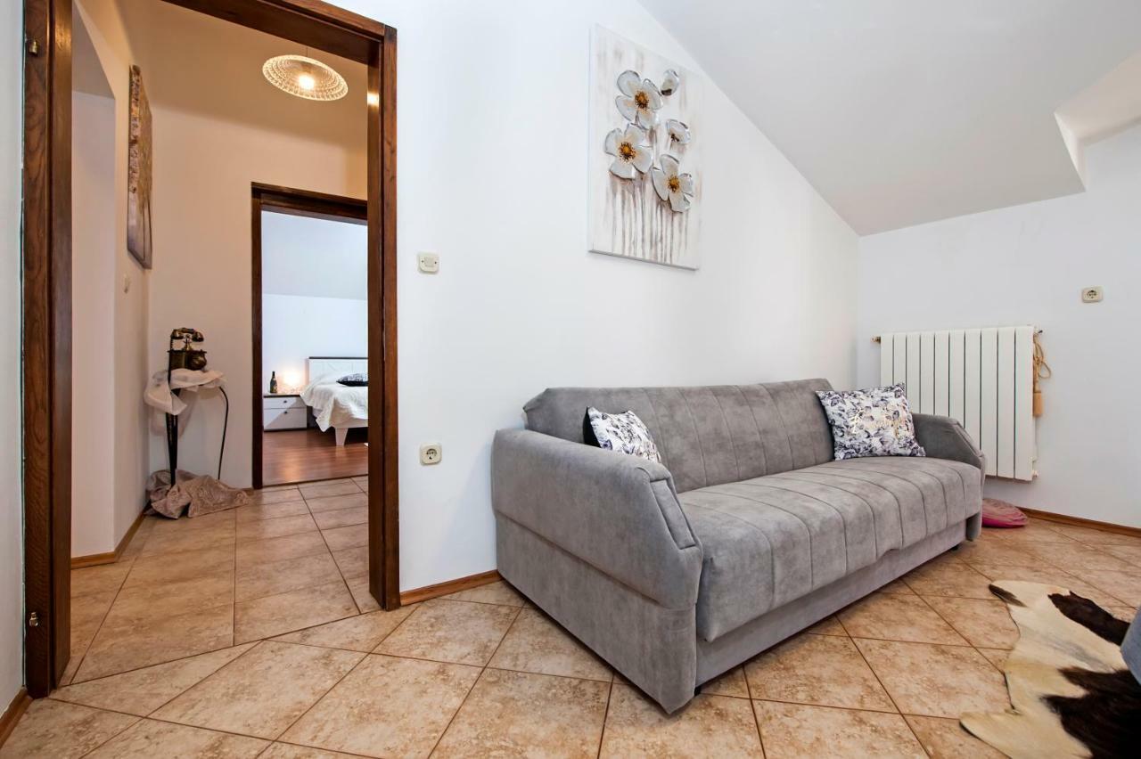 Apartment Len Ровин Екстериор снимка