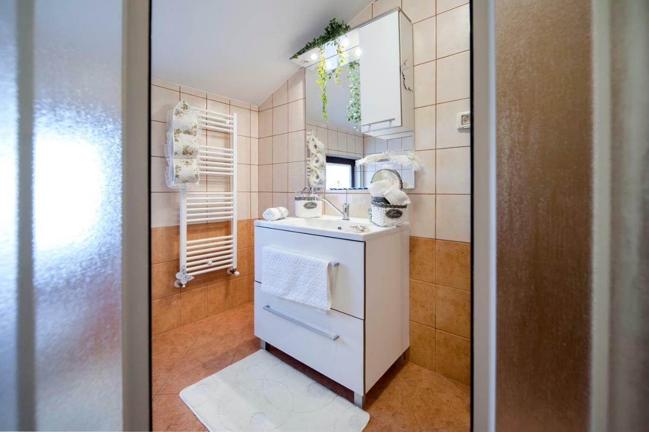 Apartment Len Ровин Екстериор снимка