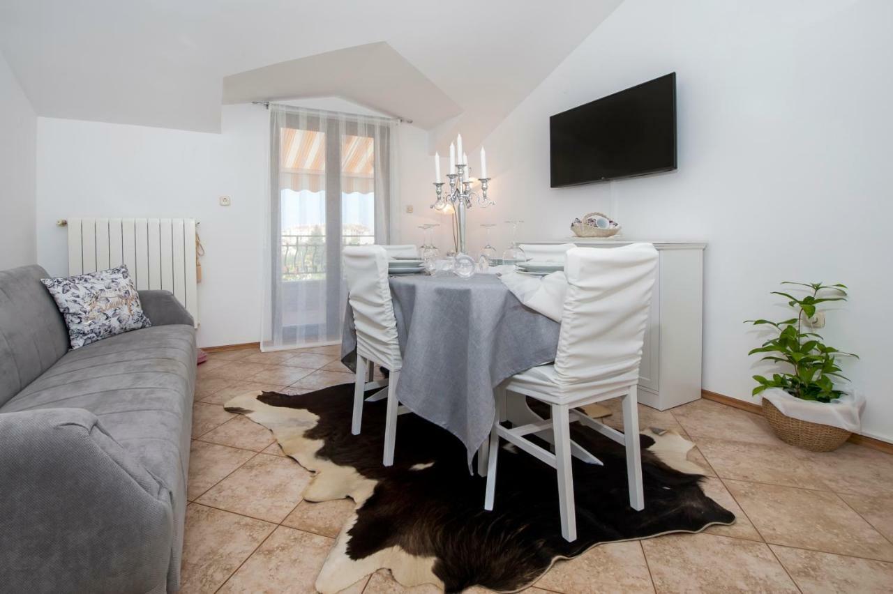 Apartment Len Ровин Екстериор снимка