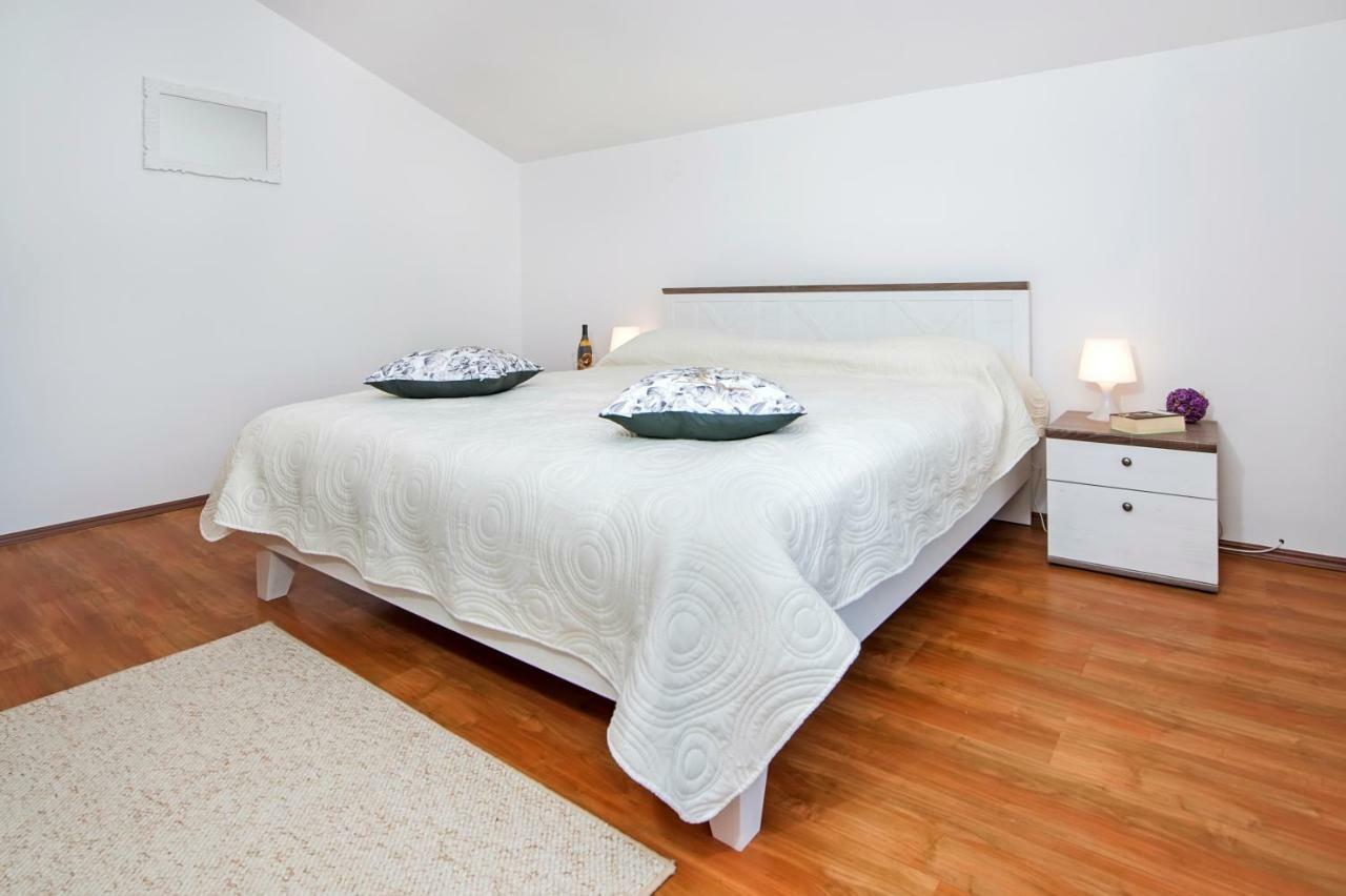 Apartment Len Ровин Екстериор снимка