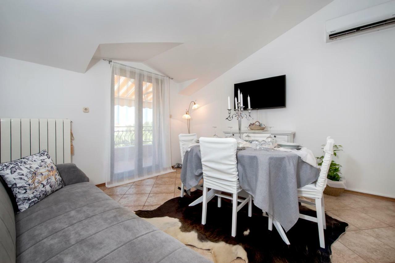 Apartment Len Ровин Екстериор снимка