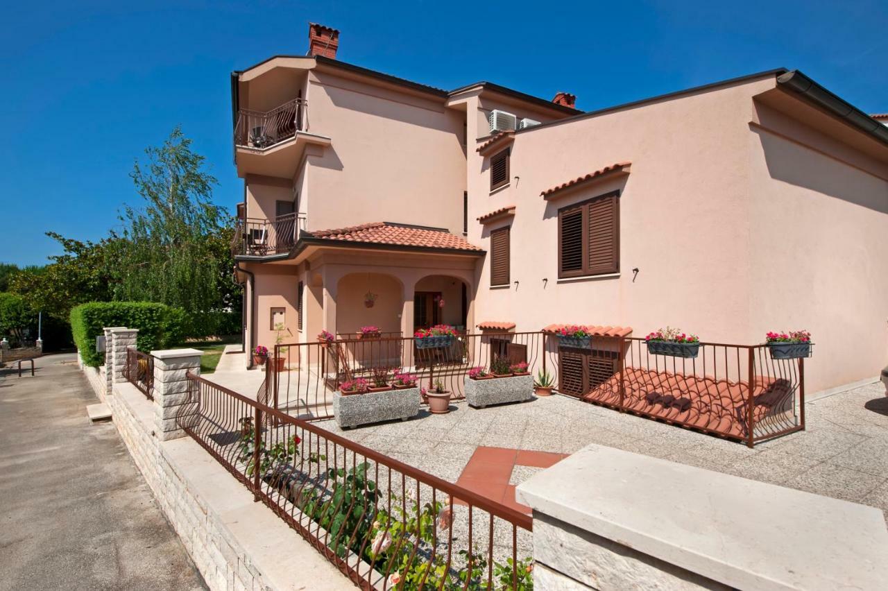 Apartment Len Ровин Екстериор снимка
