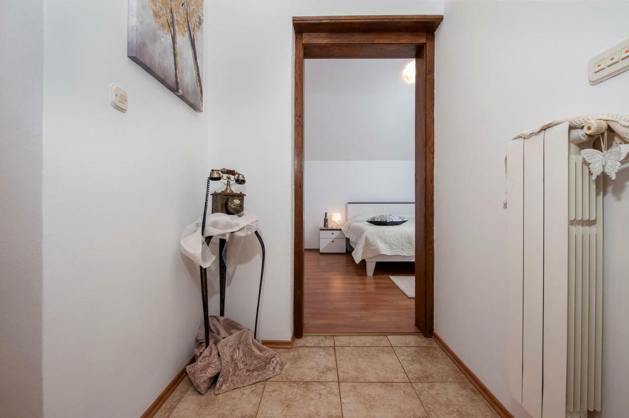 Apartment Len Ровин Екстериор снимка